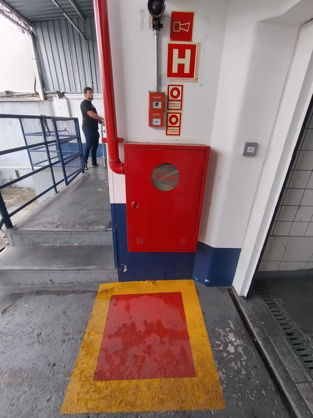 Inspeção de rota de fuga e iluminação de emergência